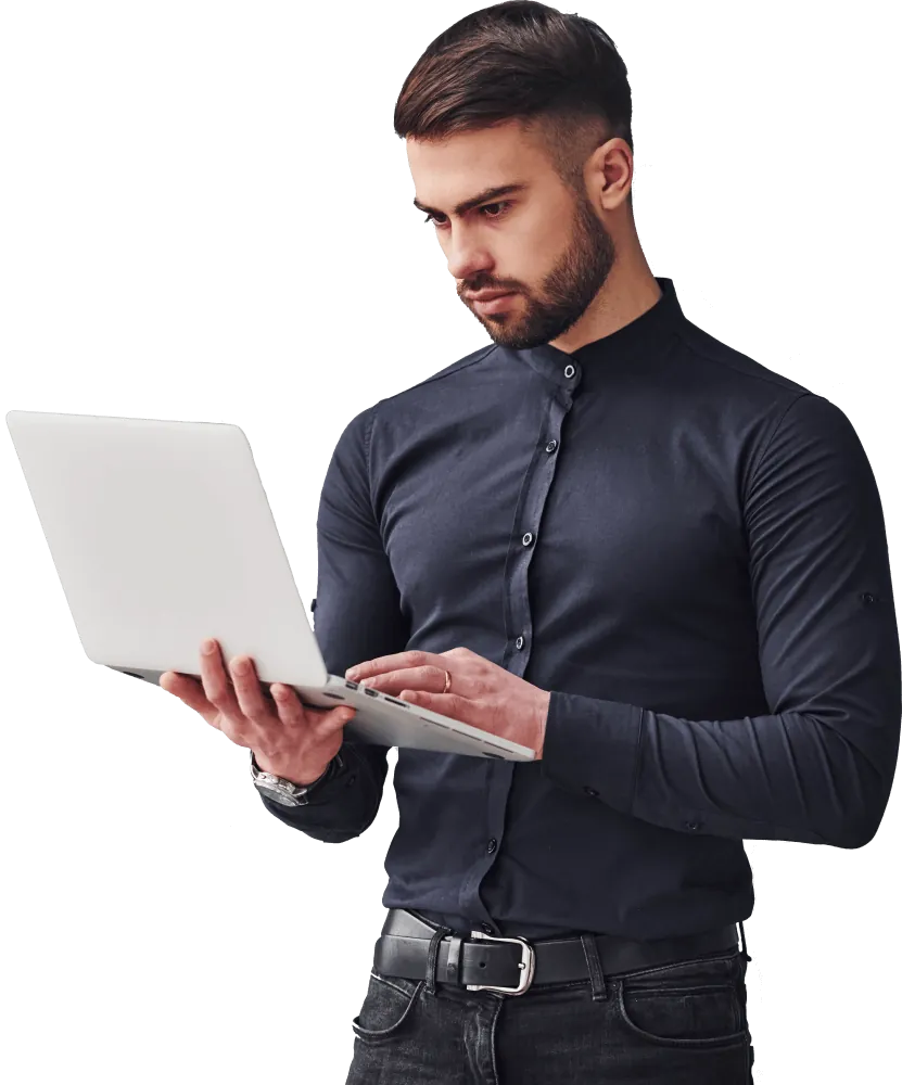 Consultor de ToBe Security con laptop